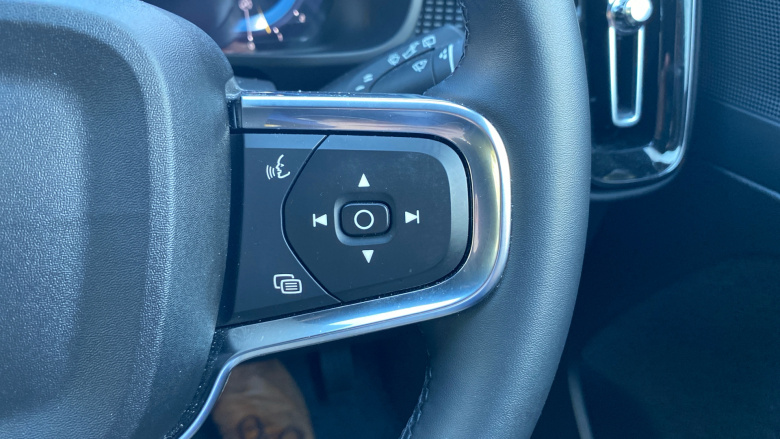 Volvo XC40 2.0 B4P Plus Black Edition 5dr Auto Petrol Estate